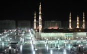 Mosquée illuminée à la tombée de la nuit