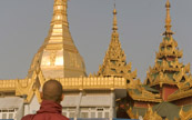 Moine priant devant une pagode