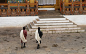 Deux hommes en costume traditionnel