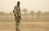 Soldat dans une tempête de sable