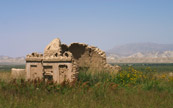 Ruines au milieu du champ