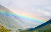 Arc-en-ciel entre les montagnes