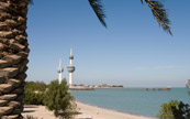 Plage avec les tours Koweït au loin