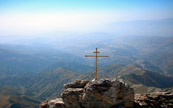 Croix orthodoxe au sommet d'une montagne